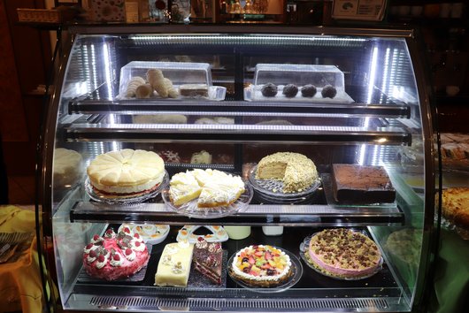 Kuchentresen gefüllt mit leckerem Kuchen